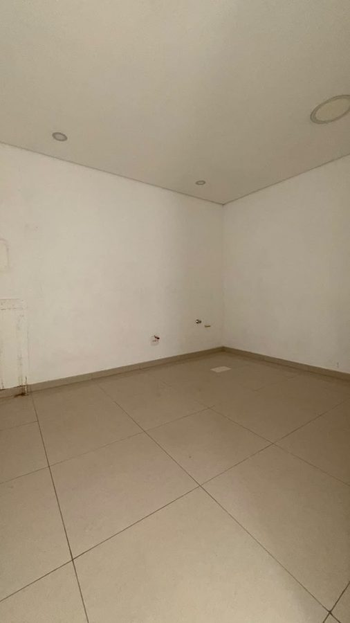Sala comercial de 228m² — Centro, Jandira (foto 5)